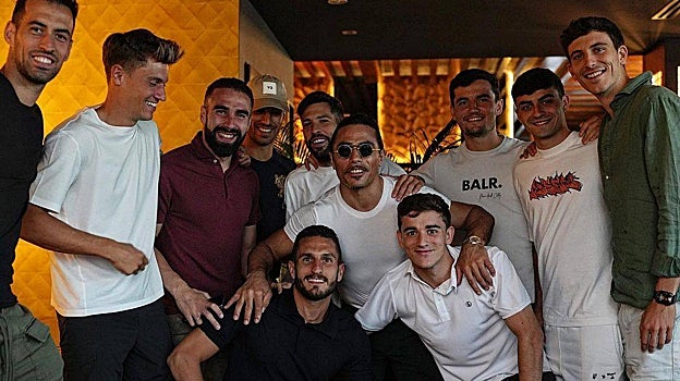 Bae, junto a los jugadores de la selección española