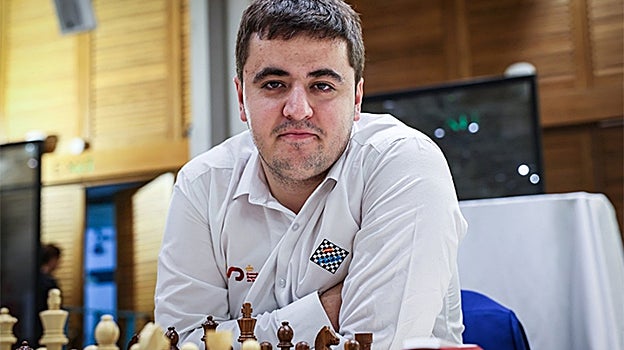 Imagen después - Dos imágenes de Jaime Santos ante el tablero, con 15 años de diferencia