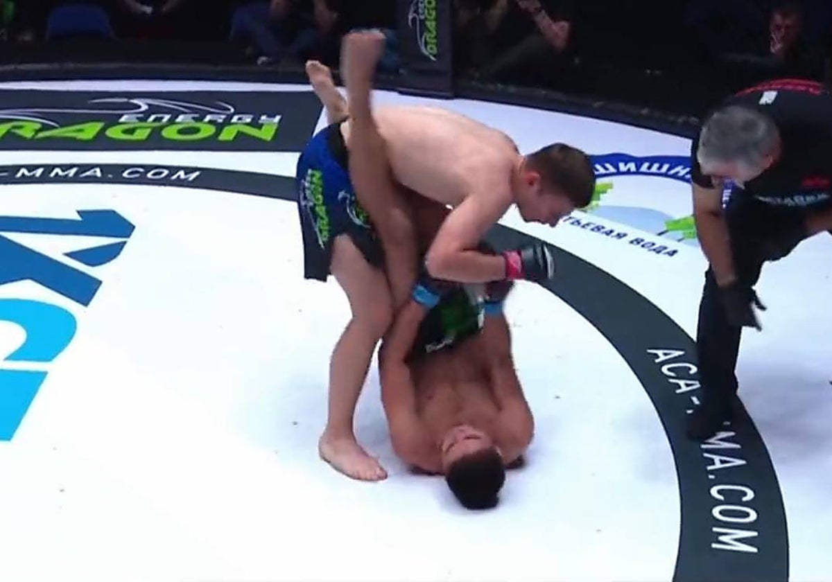 Ali Kadyrov golpea a Isla Akbarov durante el combate