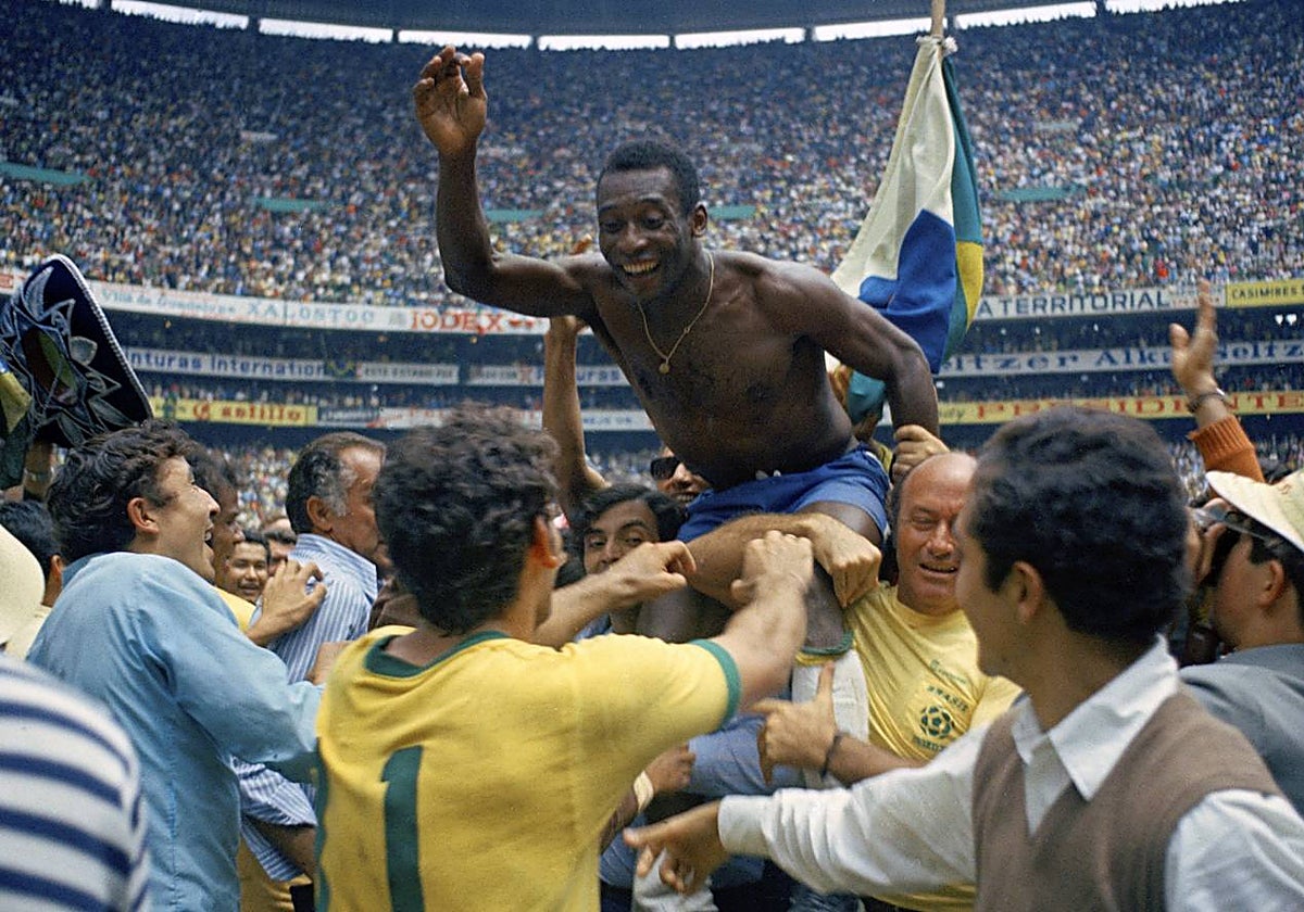 Pelé, jaleado por compañeros y aficionados tras ganar el Mundial de 1970