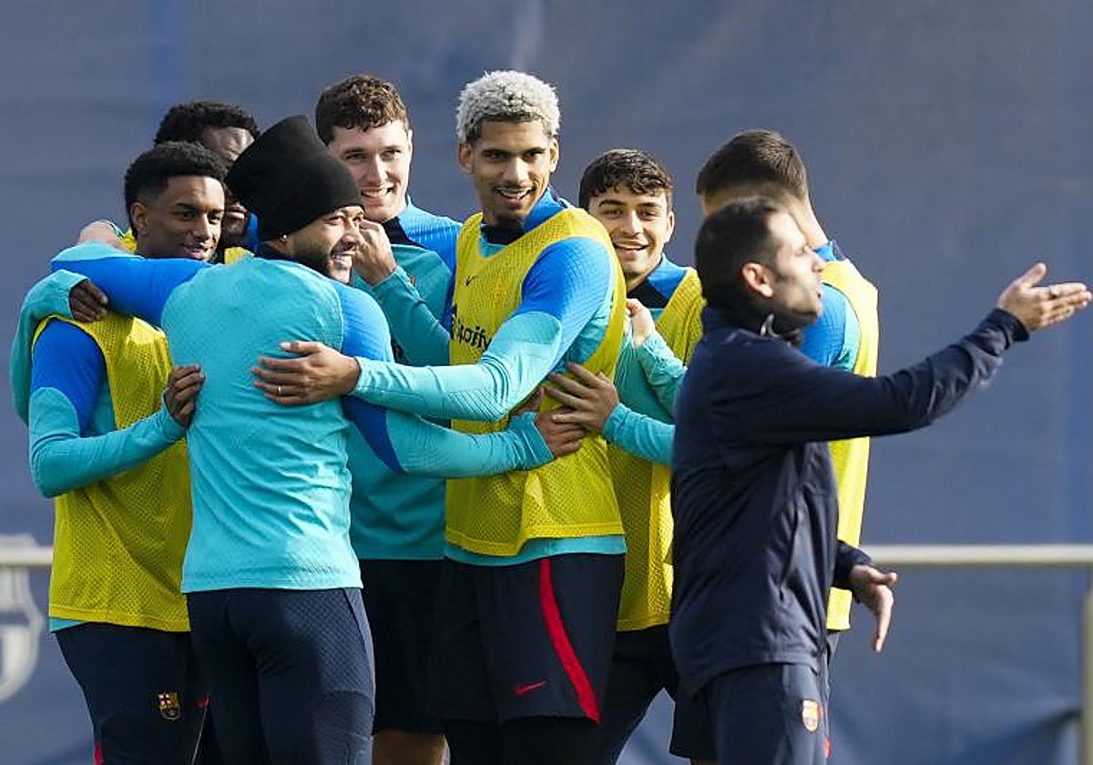 Buen ambiente en el entrenamiento del Barcelona de este martes