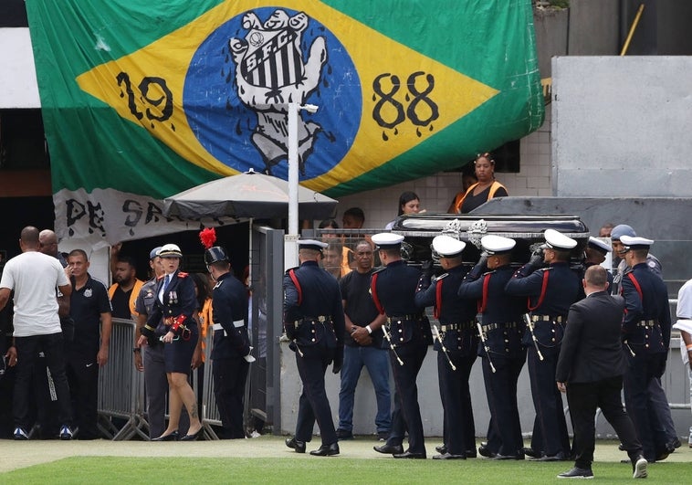 Multitudinario peregrinaje en el último adiós a Pelé