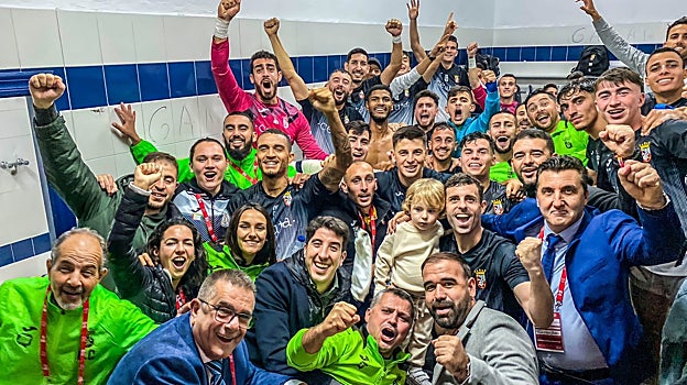 La UD Ceuta FC celebra el pase a los octavos de final de la Copa
