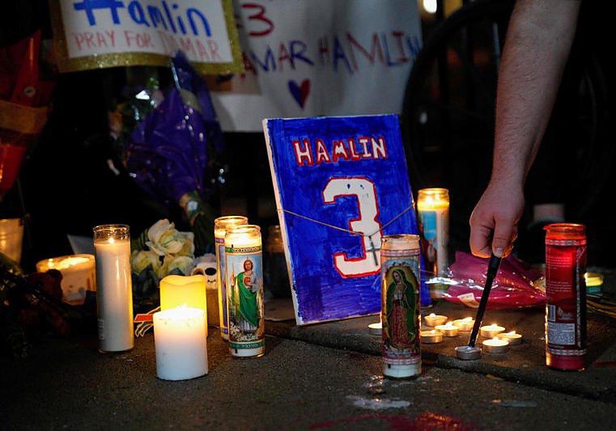 Altar de los aficionados de los Bills para rezar por Damar Hamlin