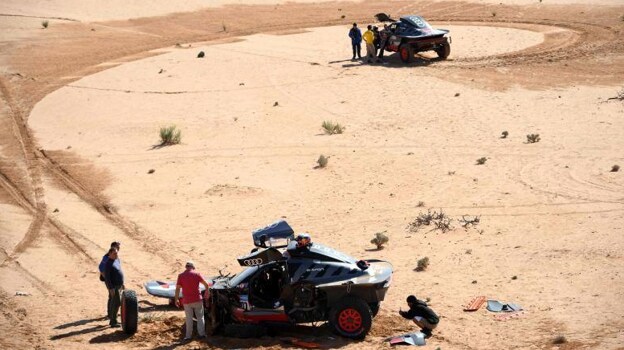 Los dos Audis, parados uno frente a otro en el Dakar