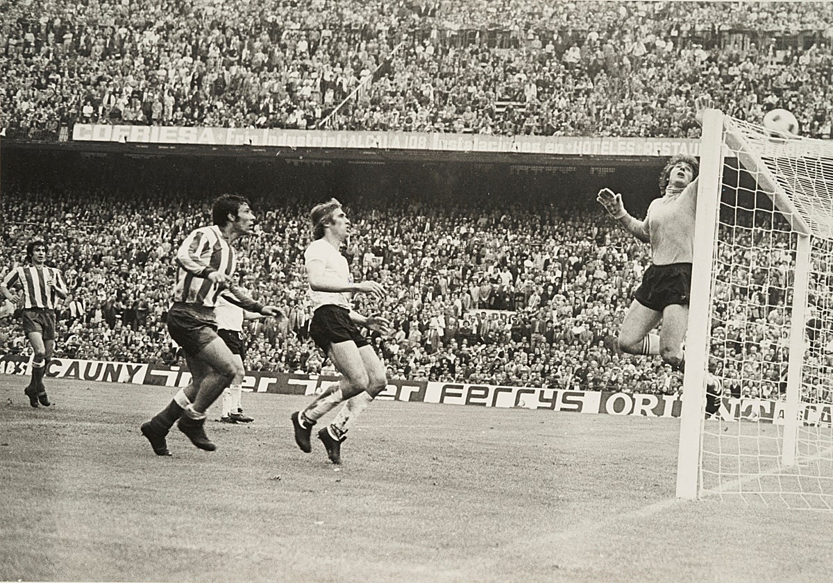 D'Alessandro defiende la portería del Salamanca en un partido ante el Atlético jugado en el extinto Calderón