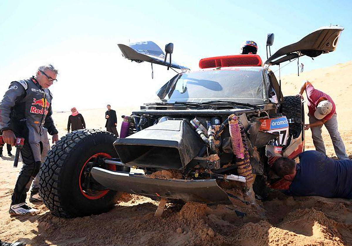 Carlos Sainz se lamenta ante el Audi, que perdió una rueda