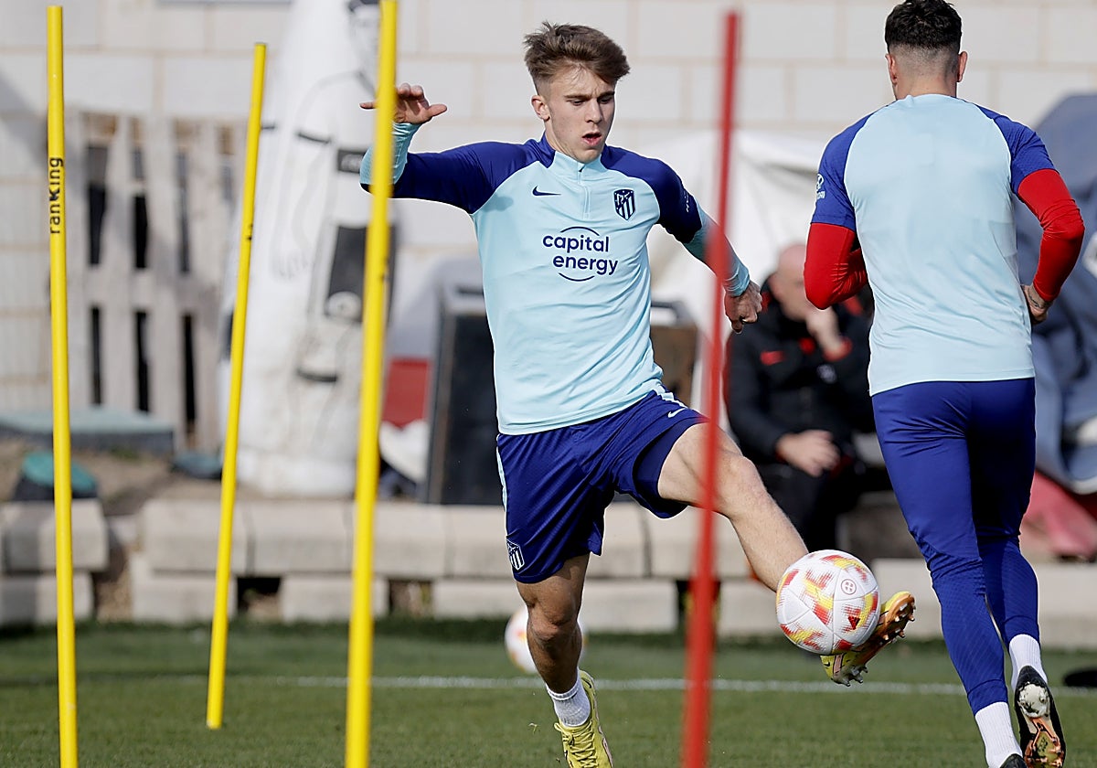 Pablo Barrios, en un entrenamiento con el Atlético de Madrid