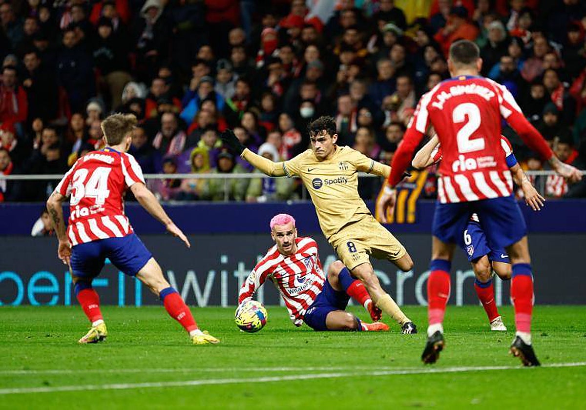 Pedri se va de Griezmann, Koke y Barrios en el 0-1