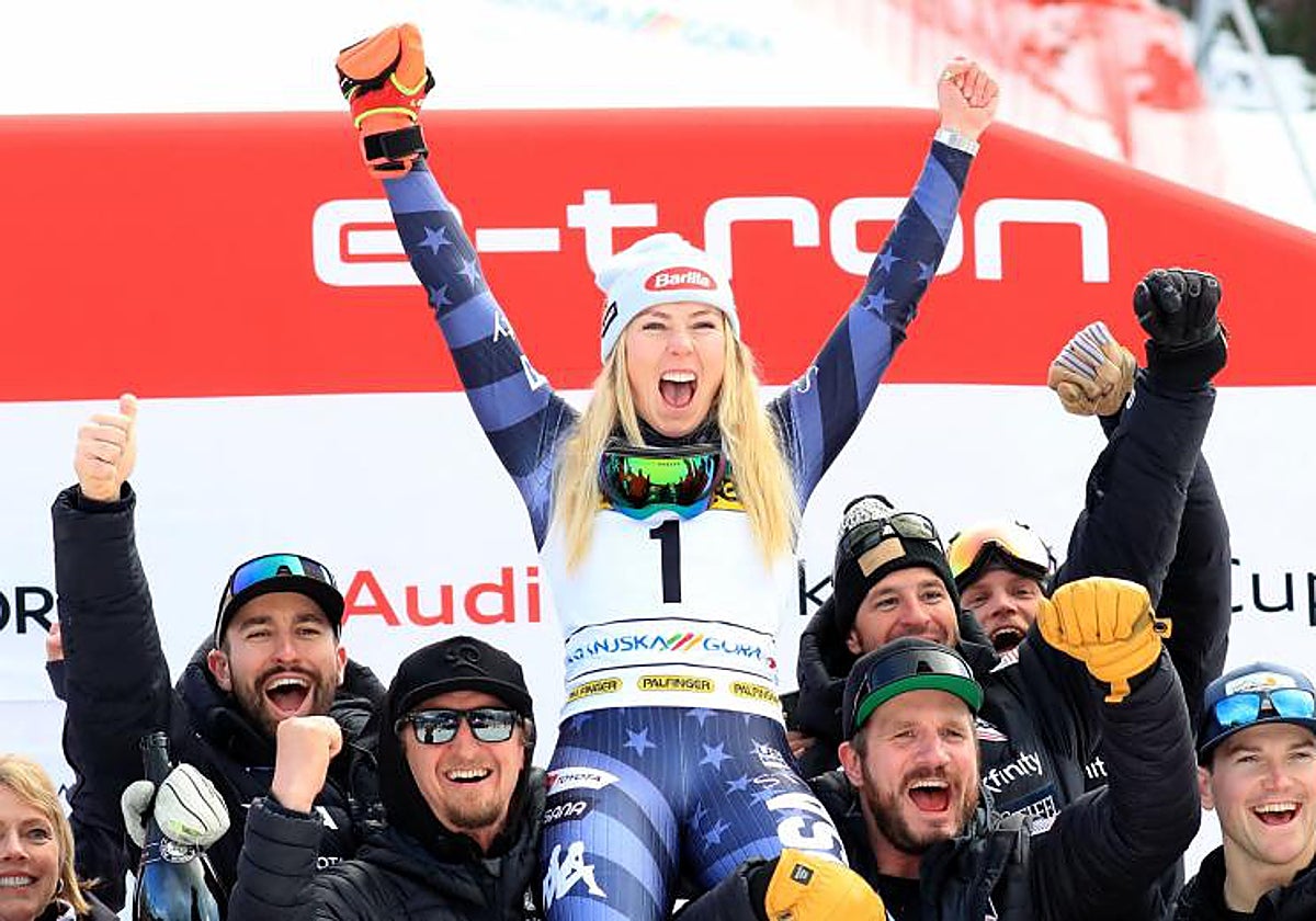 Mikaela Shiffrin celebra su éxito en Eslovenia