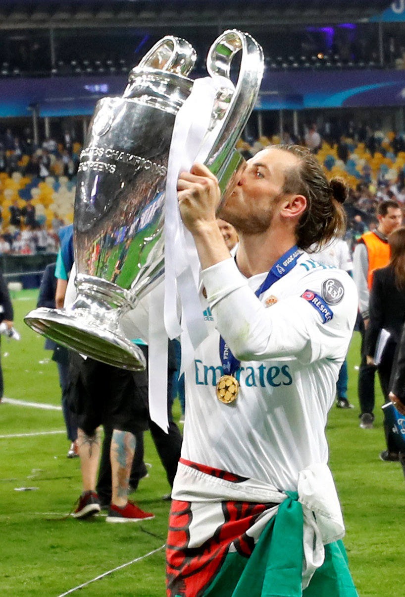 Bale besa la Chamopion que ganó en Kiev en 2018. El galés levantó cinco con el Real Madrid 