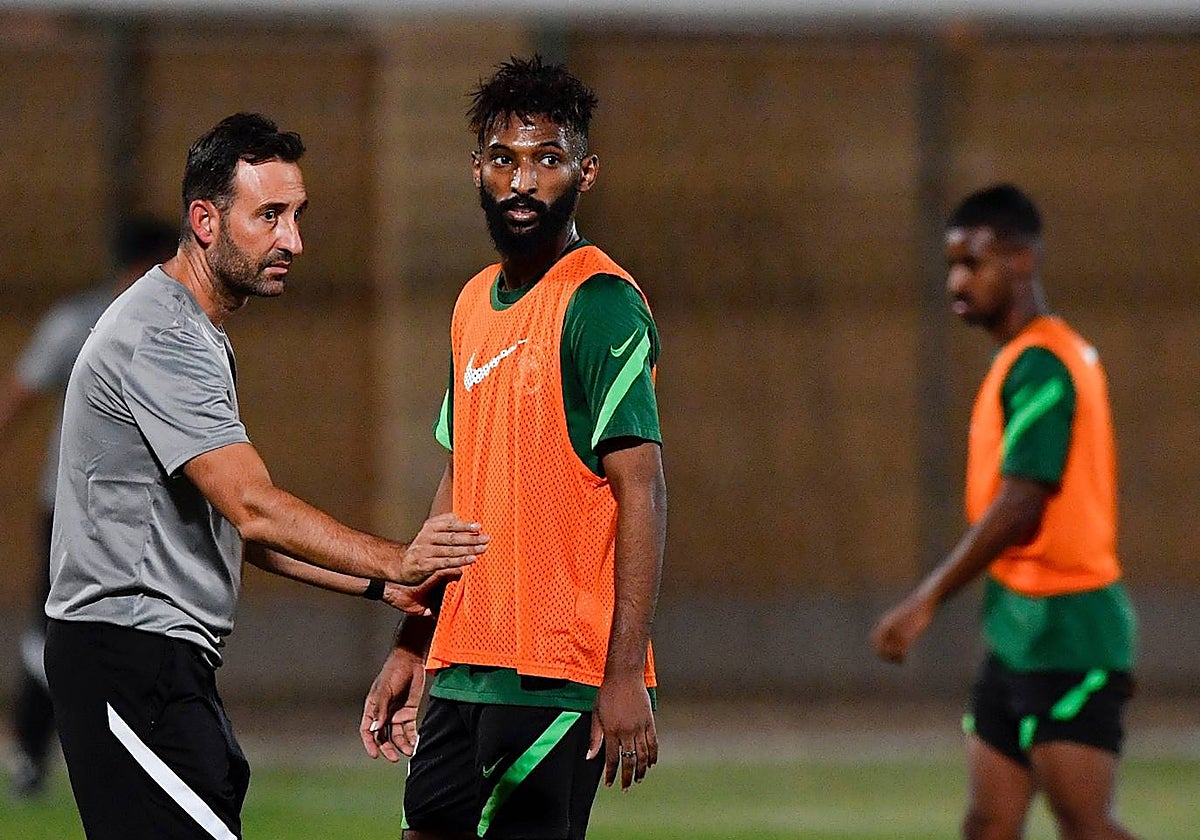 El español Sergio Piernas, en un entrenamiento con sus pupilos olímpicos árabes