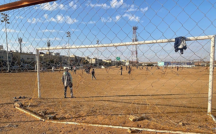 Imagen principal - El distante complejo de entrenamiento del Al Nassr y sus modestas instalaciones contrastan con el nivel de modernidad y tecnología al que está acostumbrado Cristiano. Los descampados y la pobreza de los alrededores también se ve distinta a los lujos de donde va a residir.