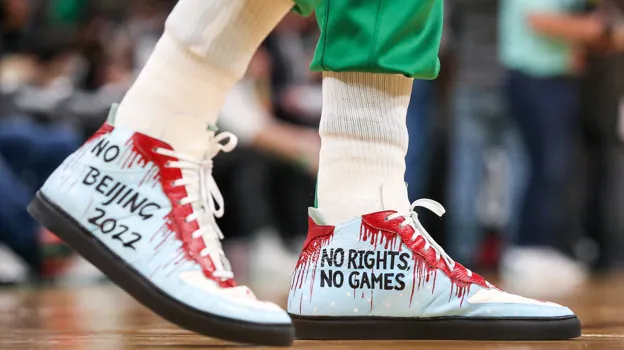Las zapatillas de Kanter para protestar contra China