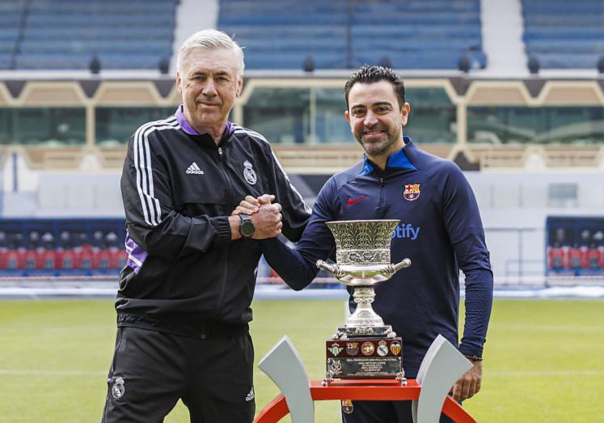 Xavi y Ancelotti posan con el trofeo de la Supercopa de España