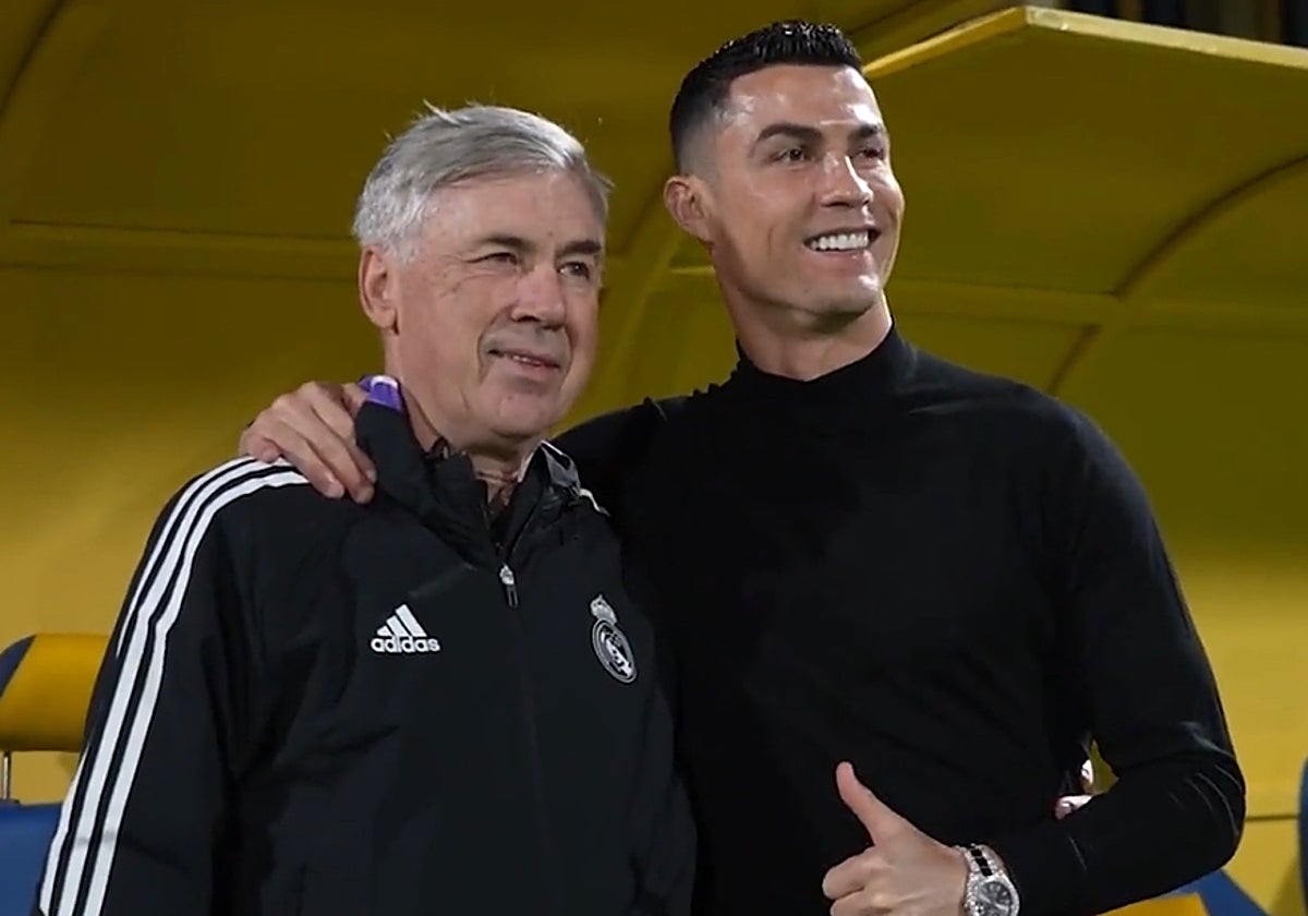 Cristiano Ronaldo posa junto a Carlo Ancelotti durante el entrenamiento del Real Madrid