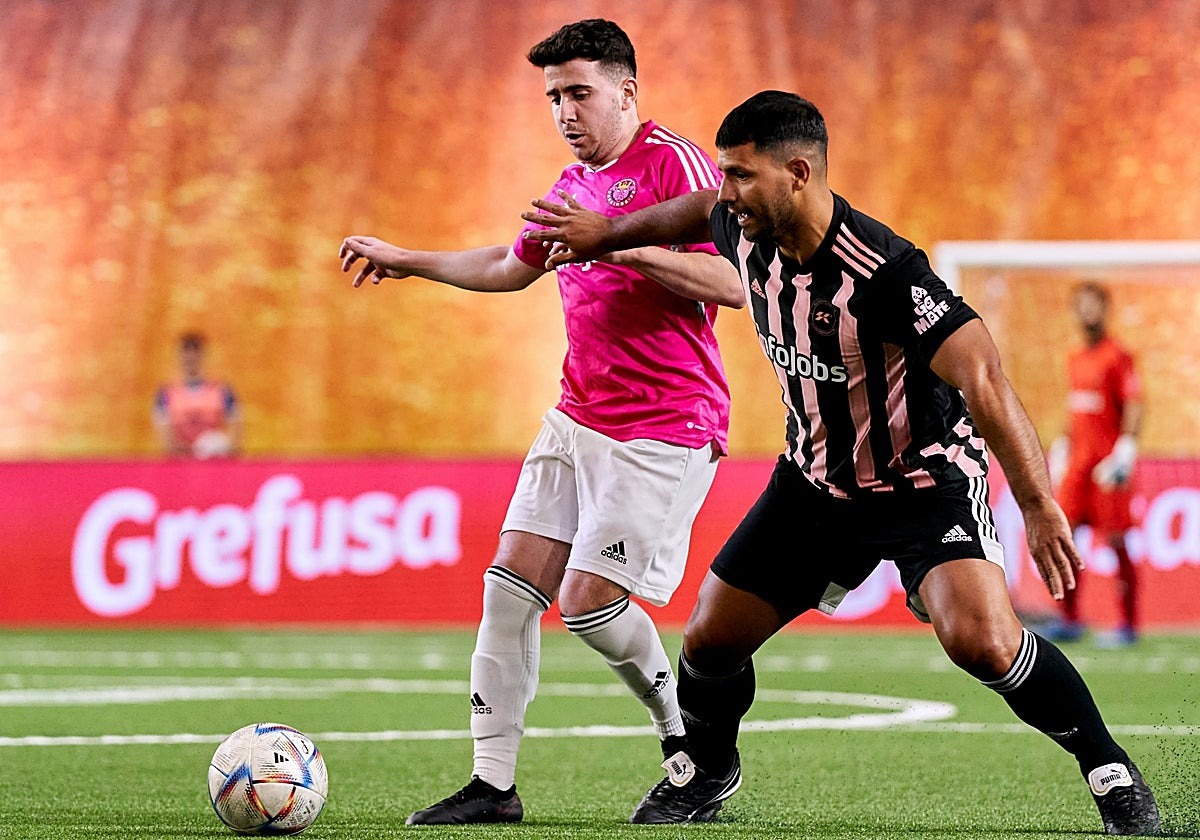 Agüero, gran protagonista, durante el partido