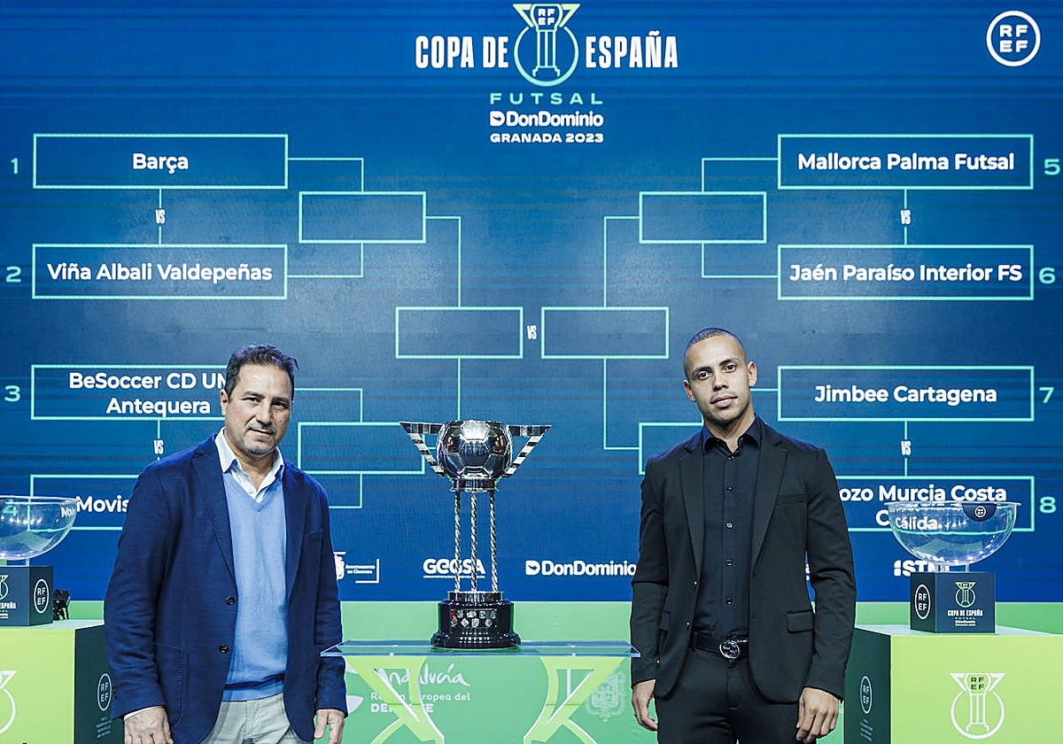 Paulo Roberto y Ferrao, junto al trofeo y el cuadro de la Copa de España