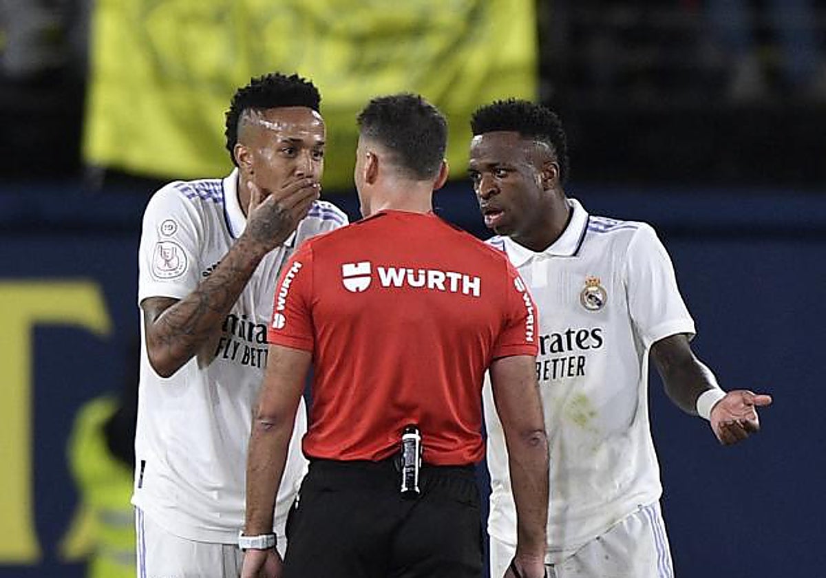 Militao charla con Gil Manzano durante el partido ante el Villarreal