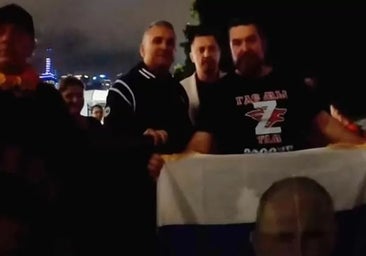 Nuevo lío para Djokovic en Australia: su padre posa con aficionados con simbología prorrusa