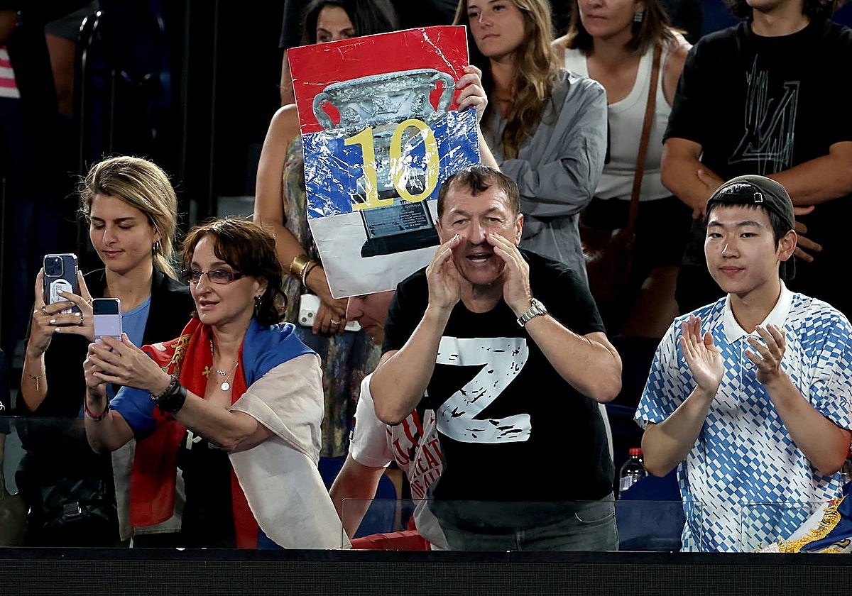 El grupo de aficionados con los que posó el padre de Djokovic