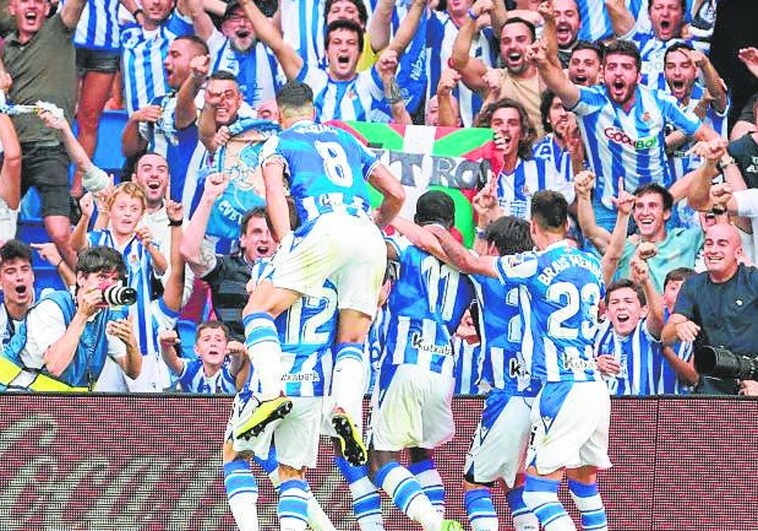 Los jugadores de la Real Sociedad celebran un gol con sus aficionados esta temporada