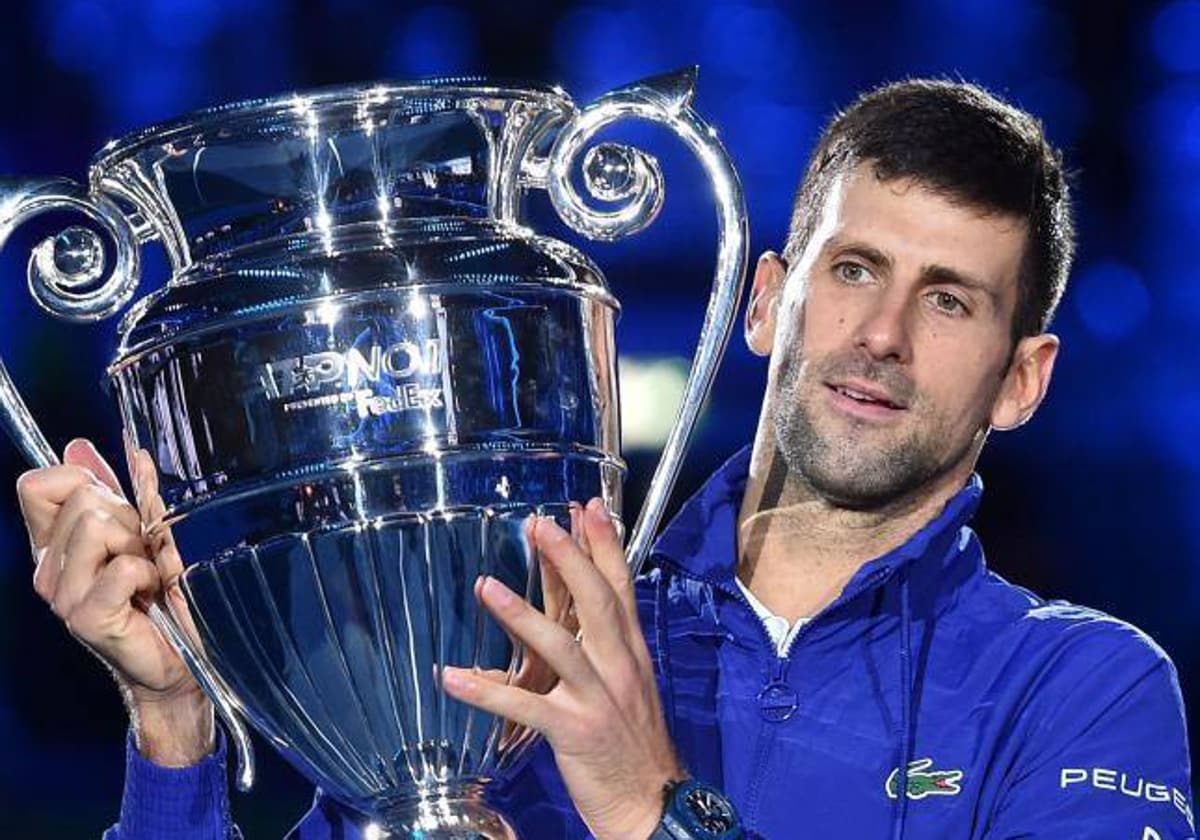 Djokovic, con el trofeo de número 1 de 2021