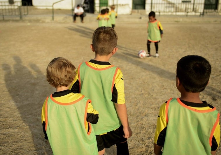 Drama en un partido de niños: un jugador sufre dos desvanecimientos y unos padres le salvan la vida