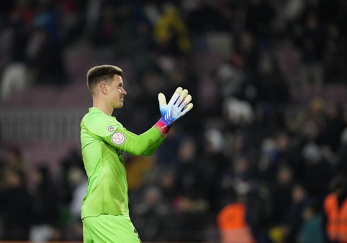 Ter Stegen aplaude durante un partido del Barcelona