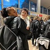 Lía, la 'jugadora' más joven del Balonmano Elche, viaja con el equipo desde que nació