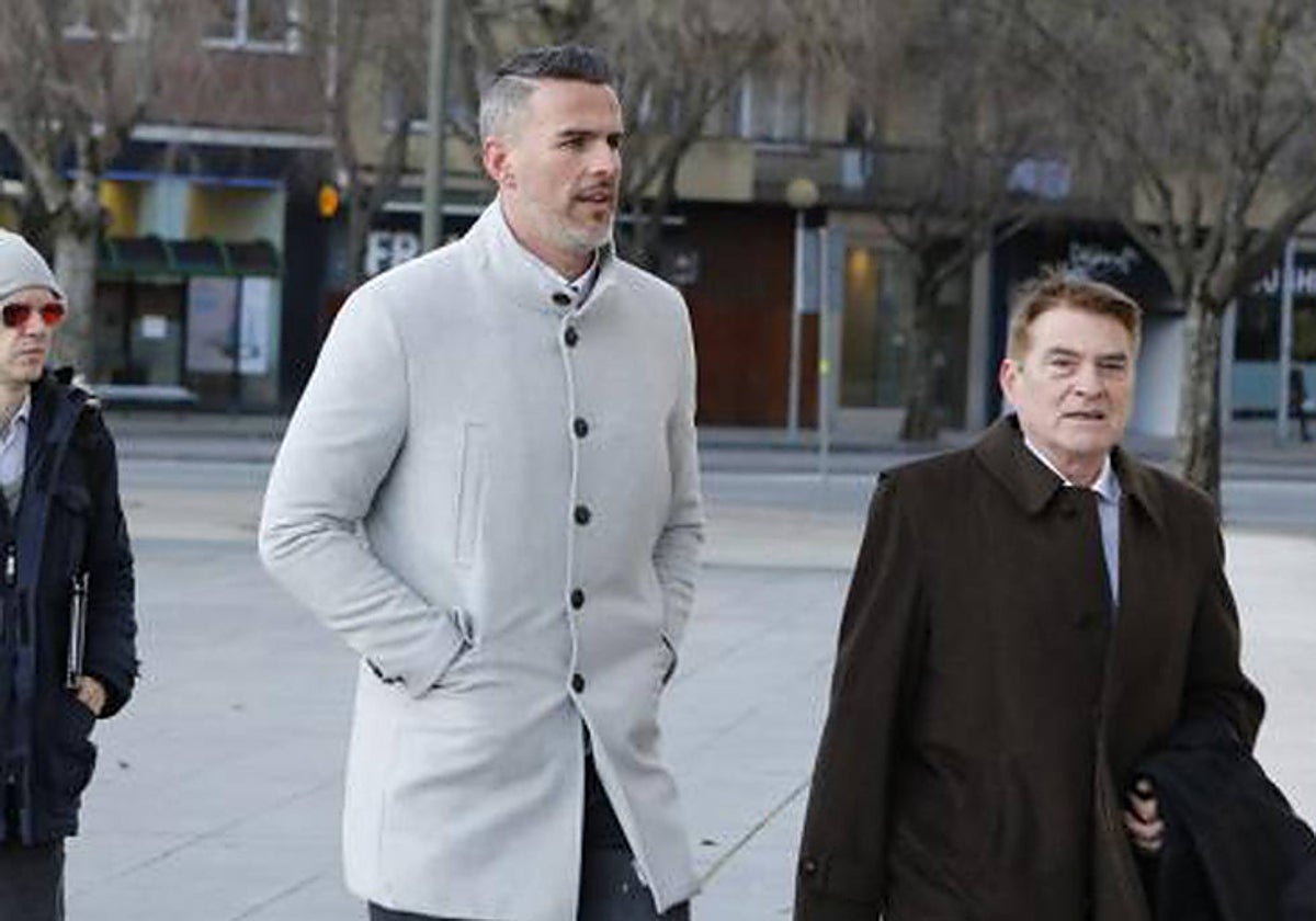 Antonio Amaya, condenado, llega al Palacio de Justicia de Navarra, en 2015, durante el caso Osasuna