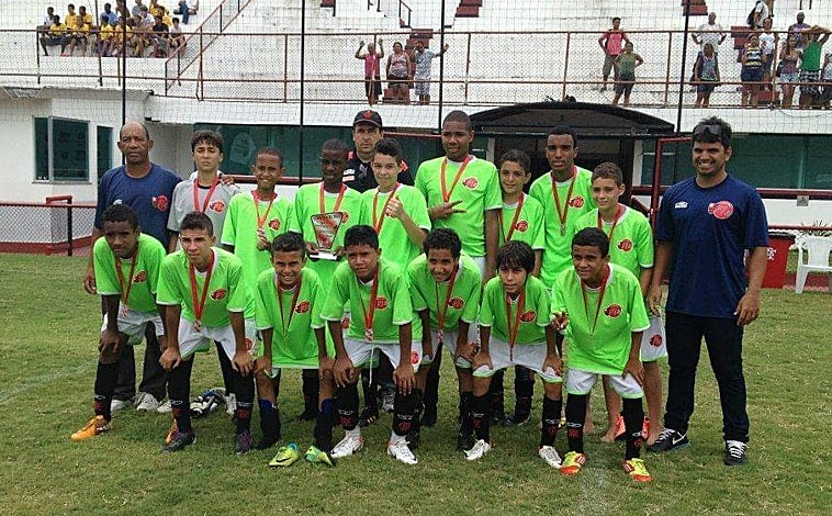 Imagen principal - Vinicius en el origen: un padre ejemplar, fútbol sala, malas notas, drogas acechando y cero racismo