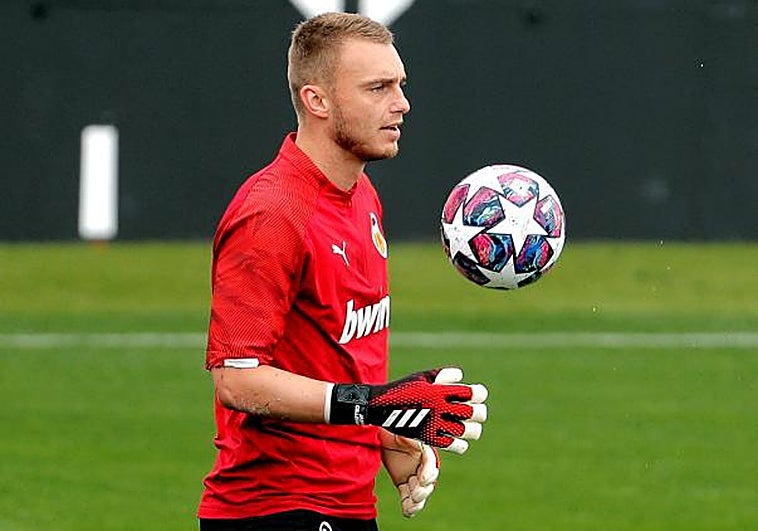 La expareja de Cillessen le denuncia por abandono de familia