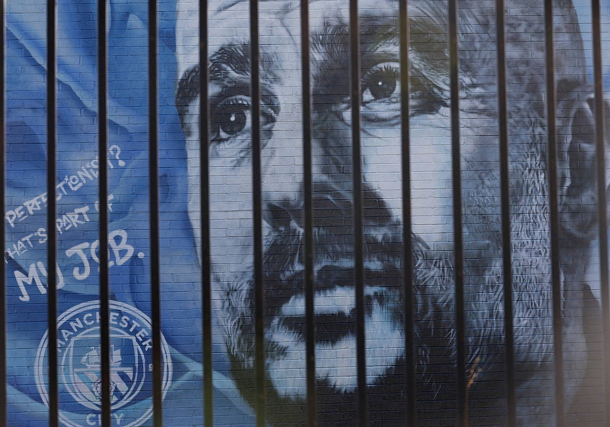 Un mural de Pep Guardiola en las inmediaciones del Etihad Stadium