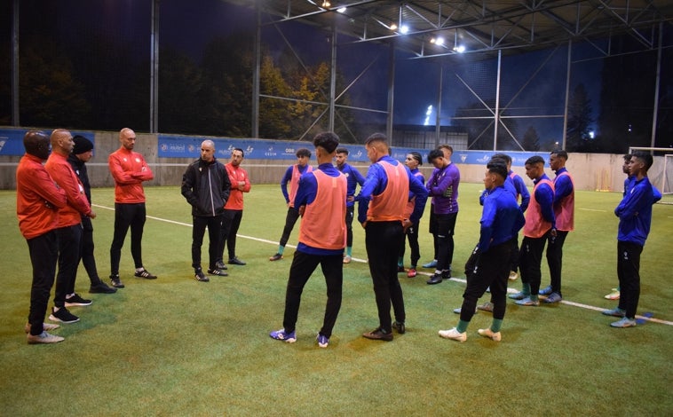 Imagen principal - La Academia acoge a un centenar de jugadores de entre 12 y 18 años, seleccionados previamente mediante un meticuloso proceso y evaluación. Aquí los chavales disponen de una residencia con todo lujo de detalles