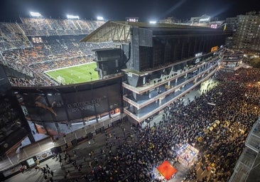 Grandes protestas contra Lim a las puertas de Mestalla