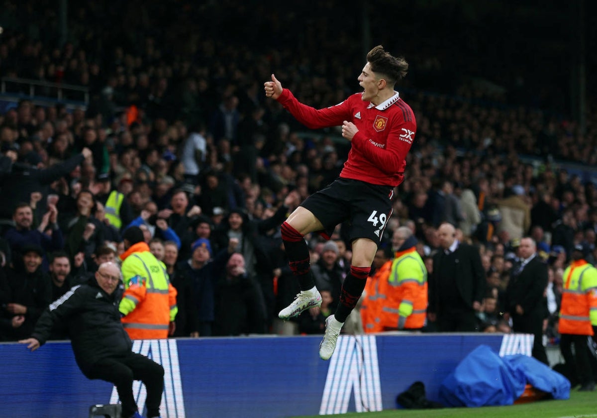 Garnacho celebra un tanto ante el Leeds United en Elland Road