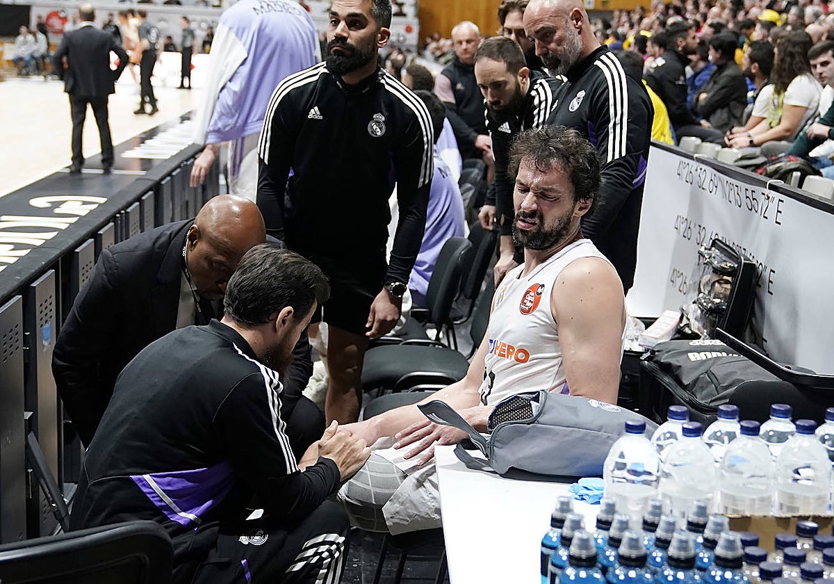 Llull es atendido por el médico del Madrid en el banquillo
