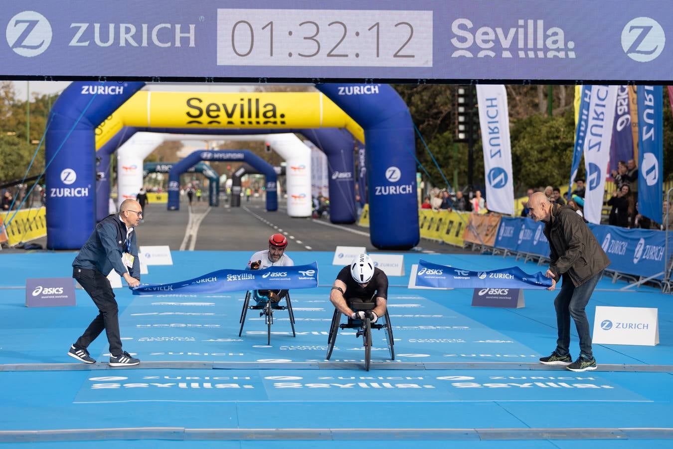 Diferentes momentos del Zurich Maratón de Sevilla 2023