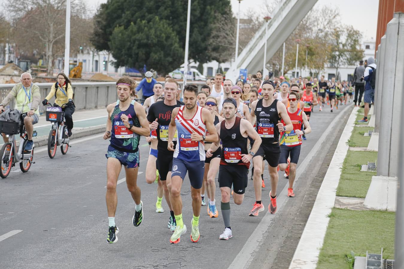 Participantes en el Maratón de Sevilla 2023