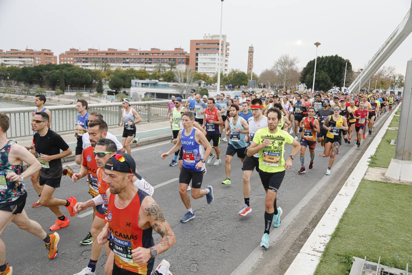 Participantes en el Maratón de Sevilla 2023