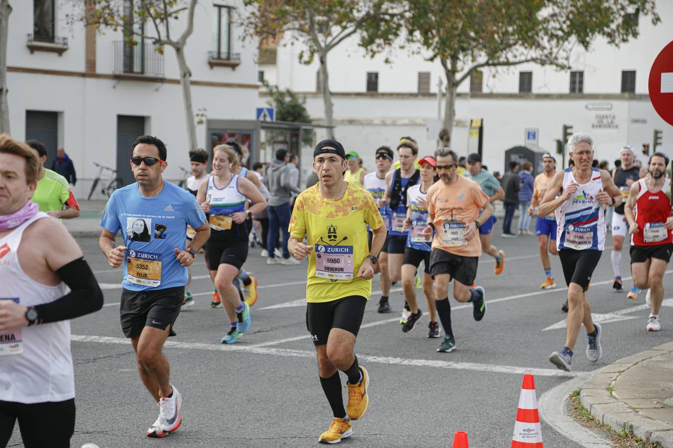 Participantes en el Maratón de Sevilla 2023