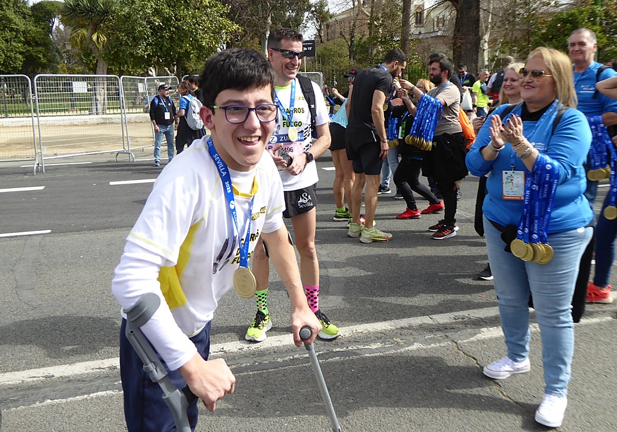El momento de la entrada de Nacho Sánchez a pie en la meta del maratón