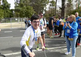 El emocionante vídeo de Nacho: deja su silla de ruedas para cruzar a pie la meta del maratón de Sevilla 2023