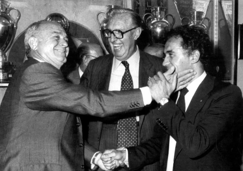 Di Stéfano saluda a Amancio cuando fueron designados entrenadore4s del Real Madrid y Castilla ante el presidente blanco, Luis de Carlos