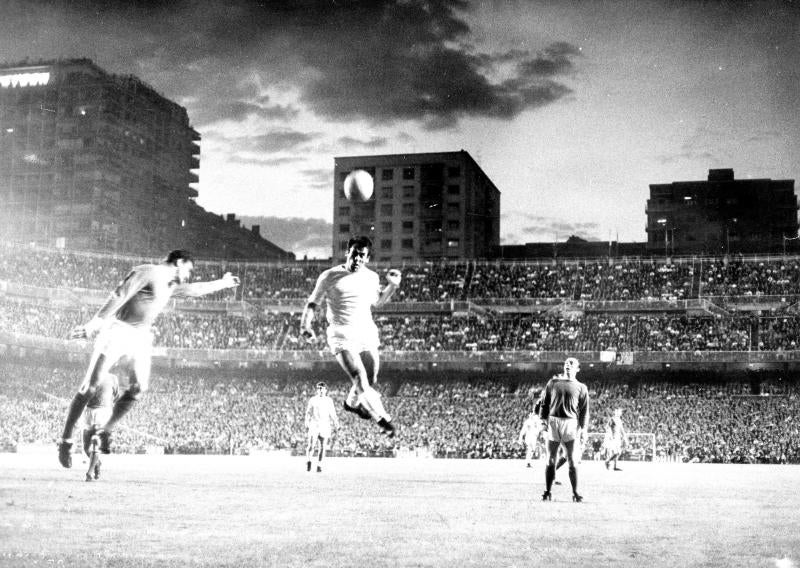 Amancio remata de cabeza ante el Manchester United en un partido de Copa de Europa que finalizó 3-3