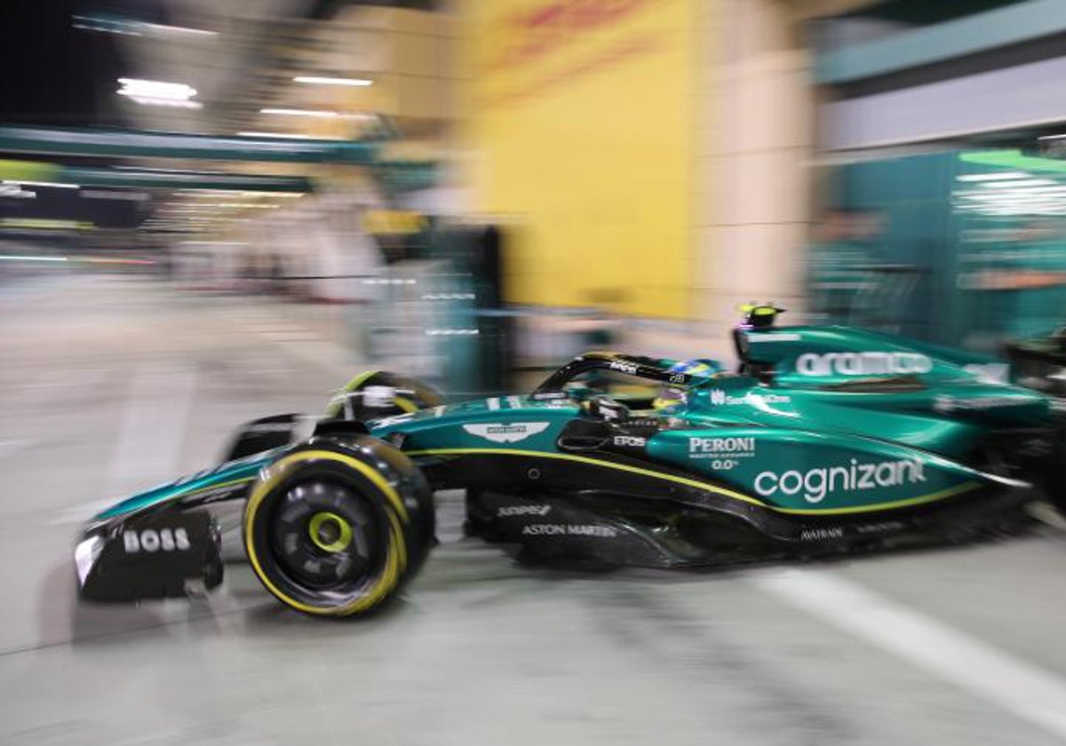 Fernando Alonso sale del box en los test de Baréin
