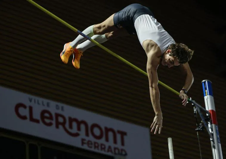 Duplantis eleva a 6,22 metros su récord del mundo en salto con pértiga