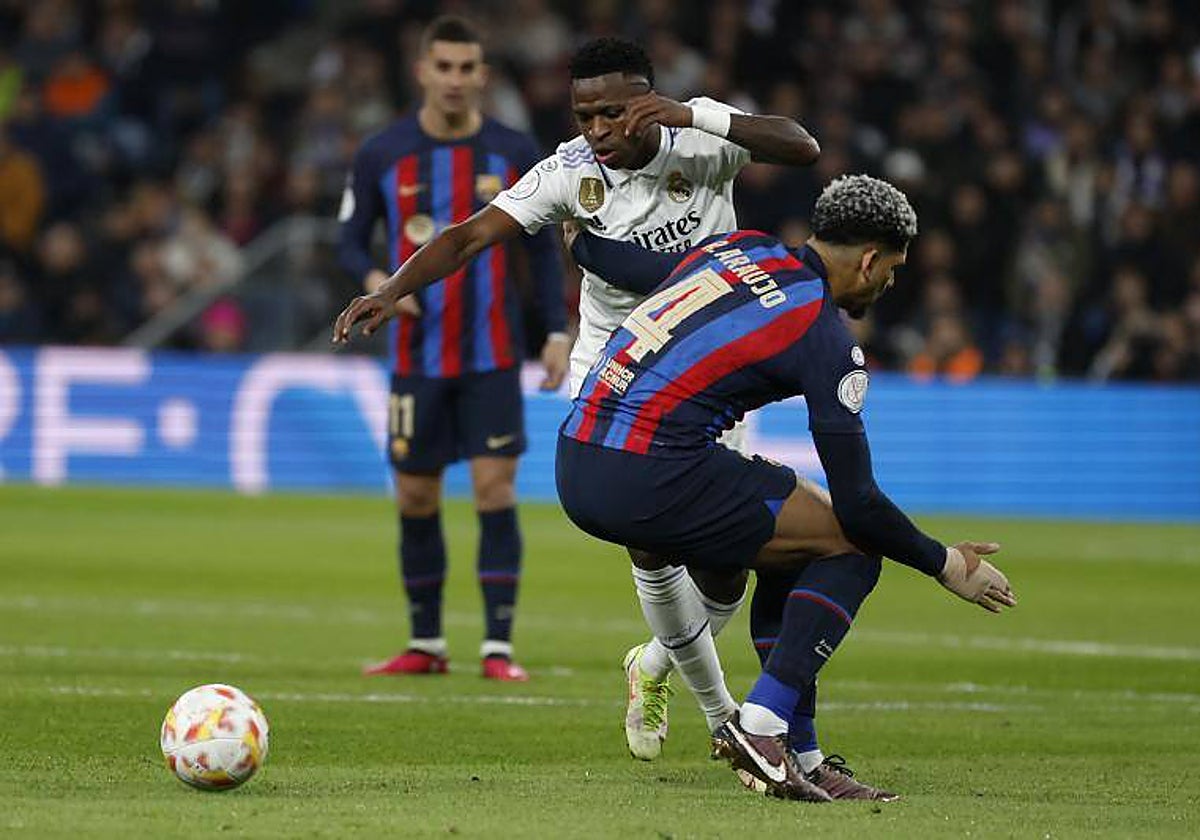 Vinicius, contra Araujo