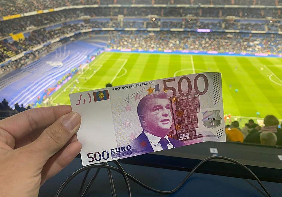 Billetes de 500 con la cara de Laporta en los aledaños del Bernabéu